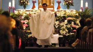 GULFPORT, FL – APRIL 05: Father Frank Pavone welcomes people for Terri Schiavo’s public memorial service for Terri Schiavo April 5, 2005 in Gulfport, Florida. Terry Schiavo, the brain damaged Florida woman, died March 31 ending a long standing legal struggle over her fate.