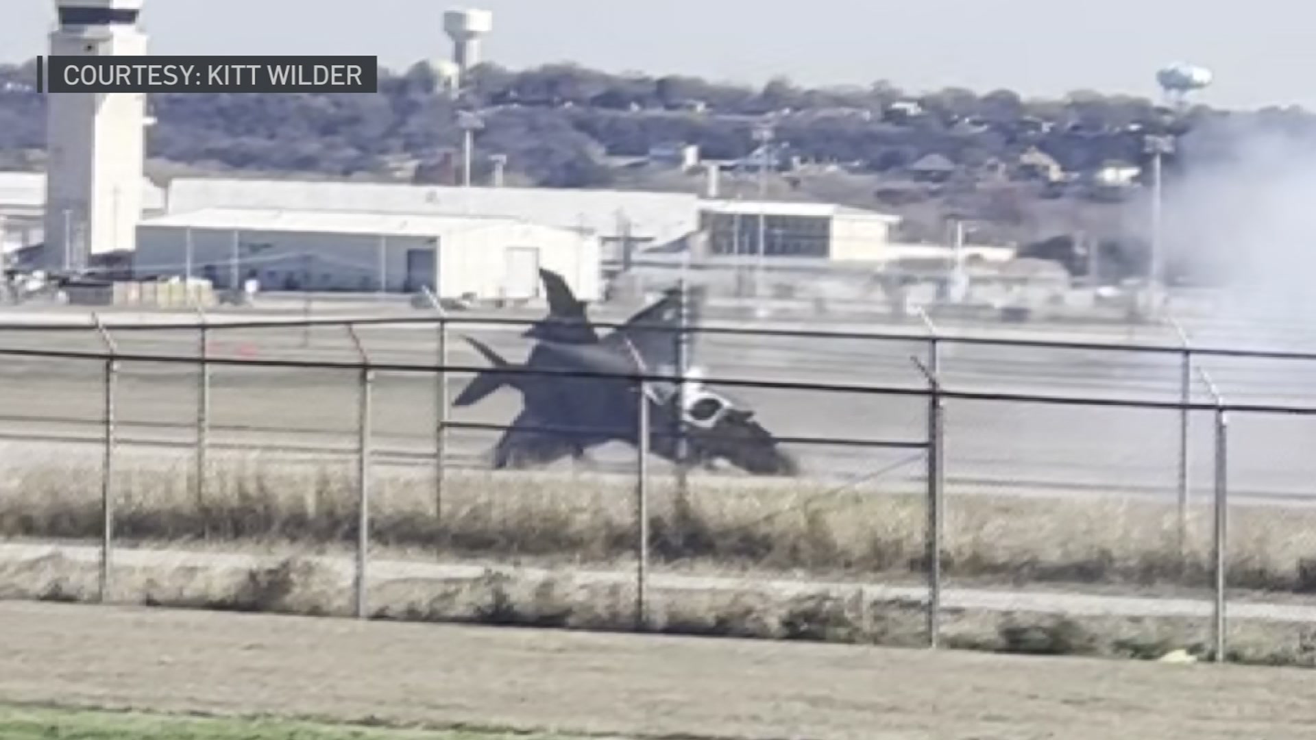 Video shows pilot ejecting from F-35 military jet, making crash landing in  Fort Worth