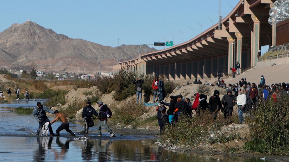 El Paso Busing Migrants to Dallas, Houston for Relocation – NBC 5 ...