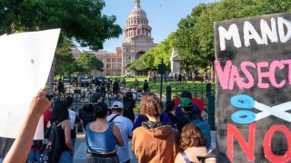 Abortion rights demonstrators gather near the State Capitol in Austin, Texas, June 25, 2022. – Abortion rights defenders fanned out across America on June 25 for a second day of protest against the Supreme Court’s thunderbolt ruling, as state after conservative state moved swiftly to ban the procedure.