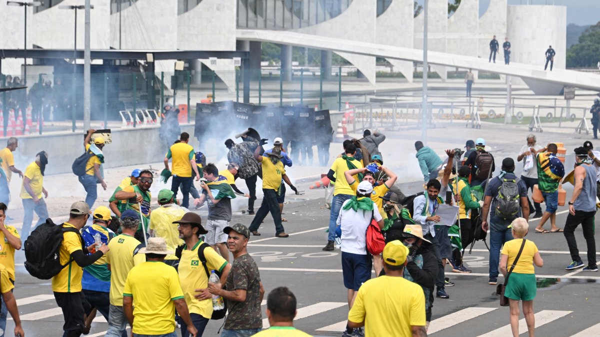 Apoiadores de Bolsonaro invadem o Congresso do Brasil na capital – NBC 5 Dallas-Fort Worth