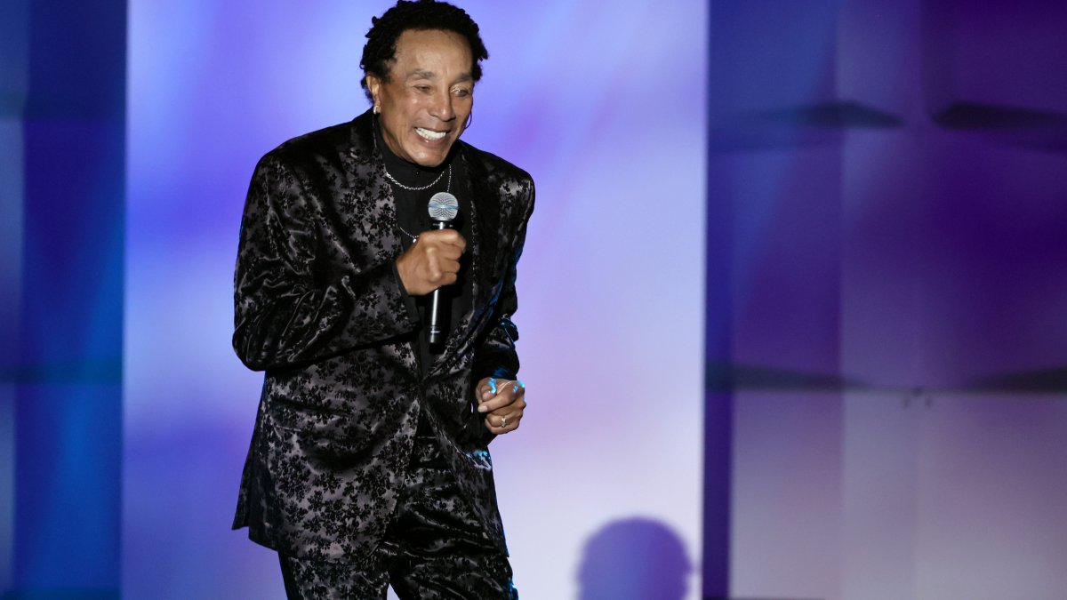 'King of Motown,' Smokey Robinson, to Release New Solo Album – NBC 5 Dallas-Fort Worth - Vimarsana News