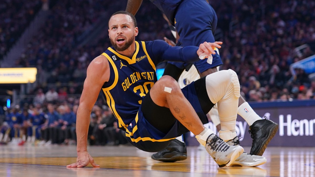 Warriors Defeat Dallas Mavericks, Steph Curry Injures Leg