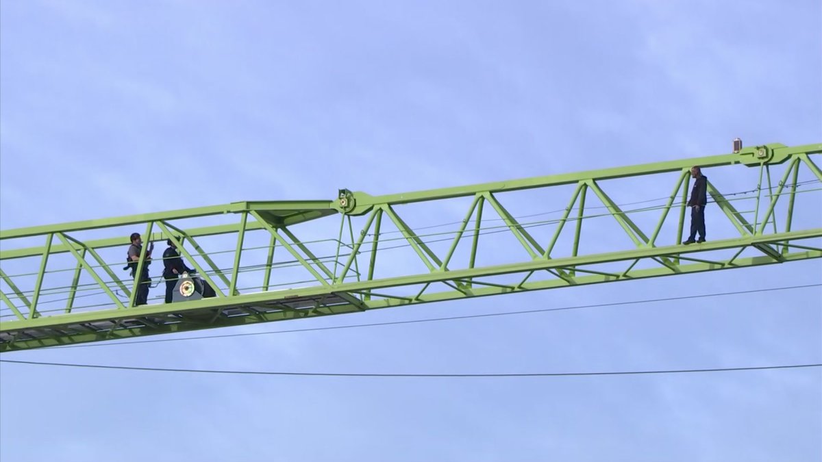 Man Climbs Onto Dallas Crane, Refuses to Come Down – NBC 5 Dallas-Fort Worth - Vimarsana News