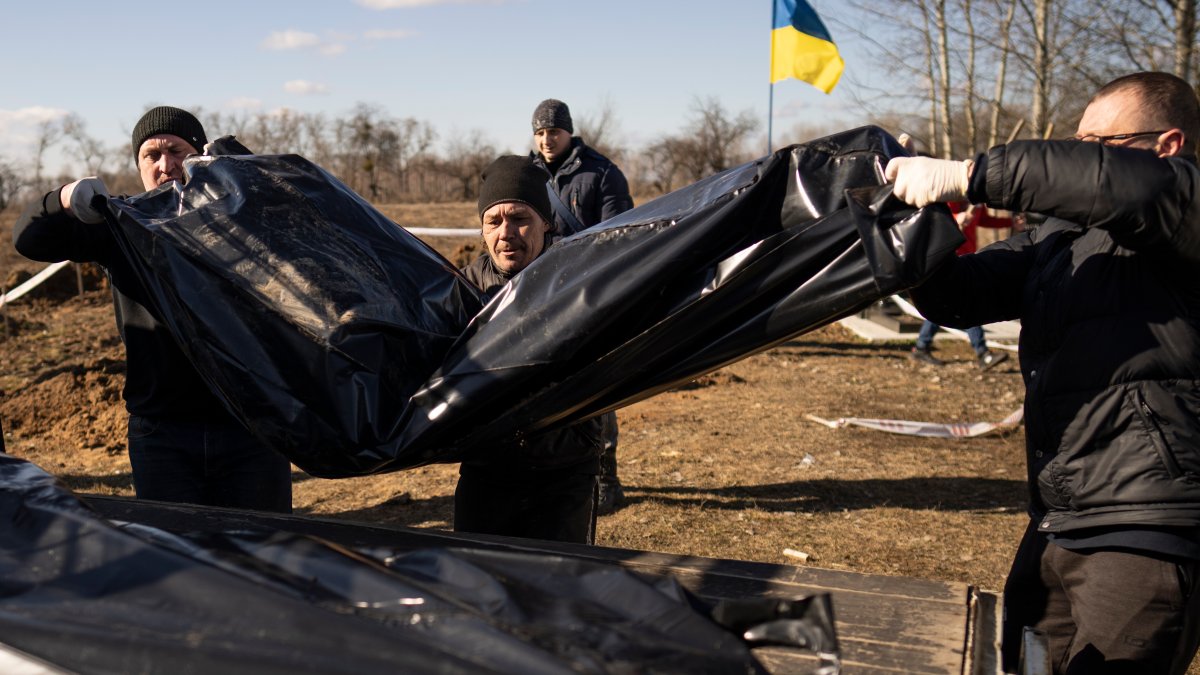 Russia-Ukraine War: Makeshift Graves Discovered in Town Near Kyiv – NBC 5 Dallas-Fort Worth - Vimarsana News