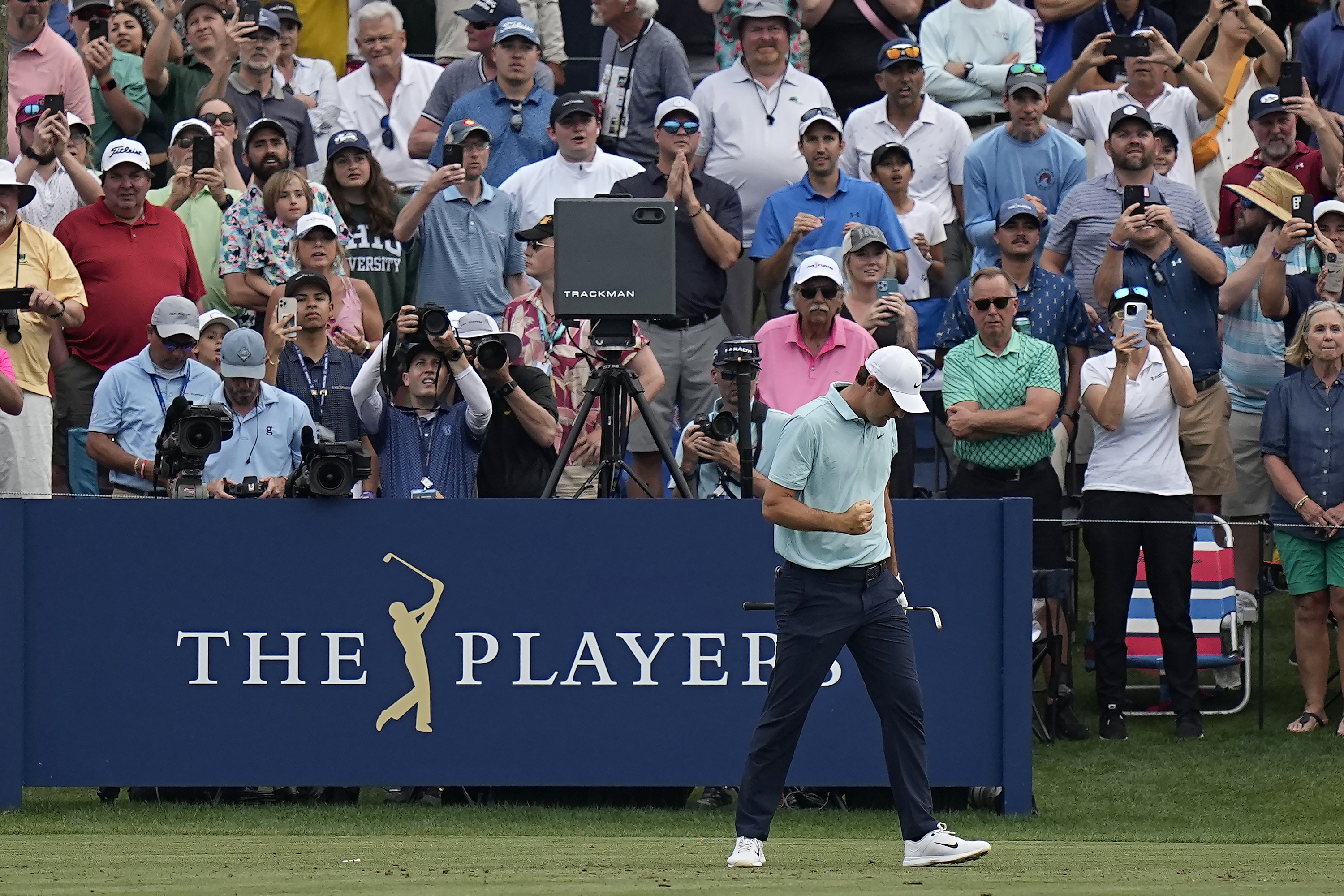 Masters champ Scottie Scheffler threw out the first pitch at the