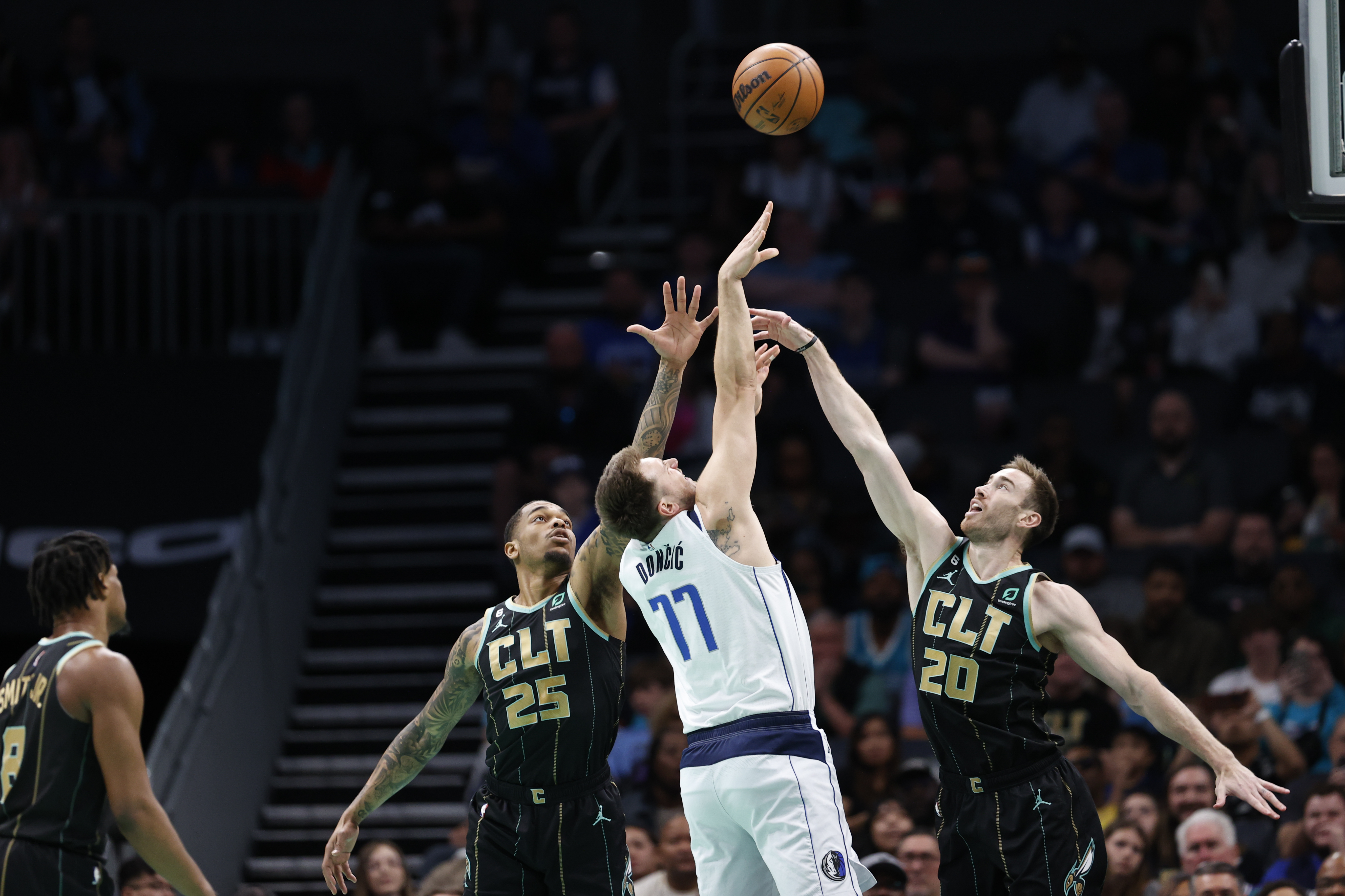 Gordon Hayward healthy (for now), doing it all for Charlotte