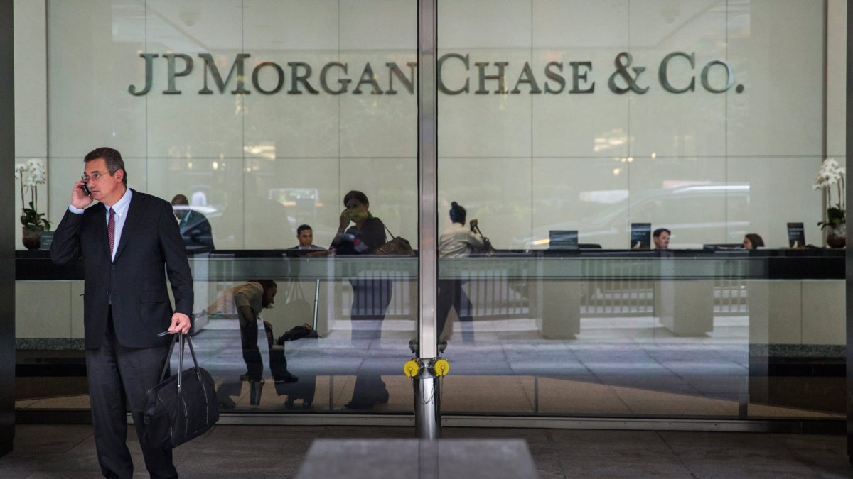 Stocks Making the Biggest Moves Before the Bell: JPMorgan Chase, Wells Fargo, PNC, Lucid, Express & More - Vimarsana News