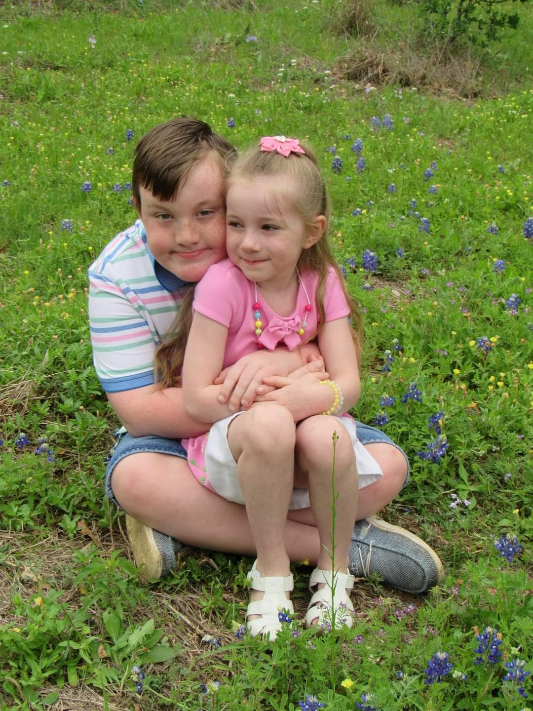 Andy and Alivia loved the bluebonnets at Elimer Oliver Park in Mansfield on<br />
Easter.