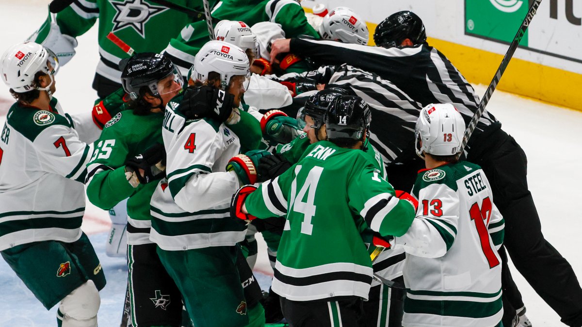 Rangers' Ryan Reaves brawls with Wild's Marcus Foligno, points to