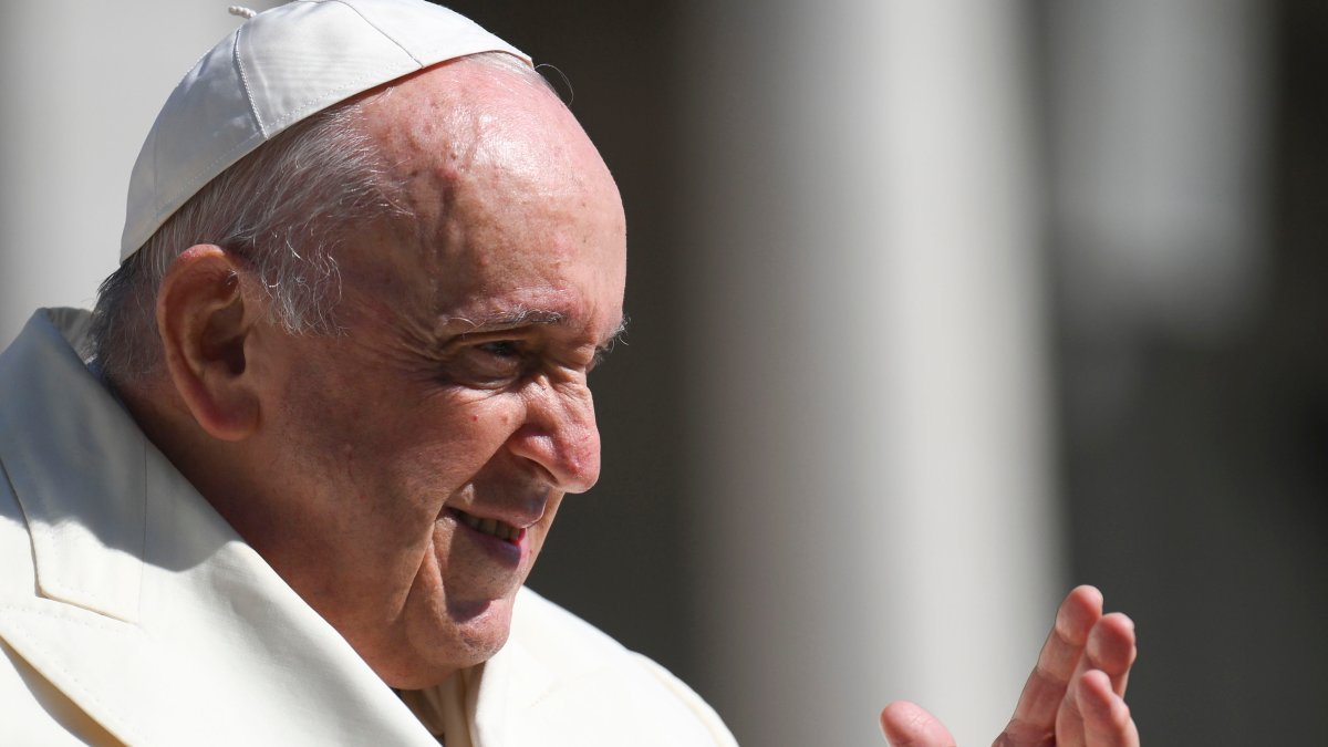 Pope Francis Visits Hungary Amid Diverging Views on Migrants, War – NBC 5 Dallas-Fort Worth - Vimarsana News