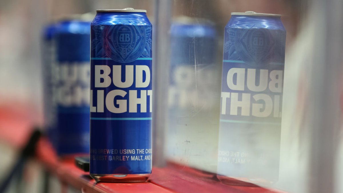 'Bud Light on Us': Budweiser Parent Now Offering Money Back to Boost Sales – NBC 5 Dallas-Fort Worth - Vimarsana News