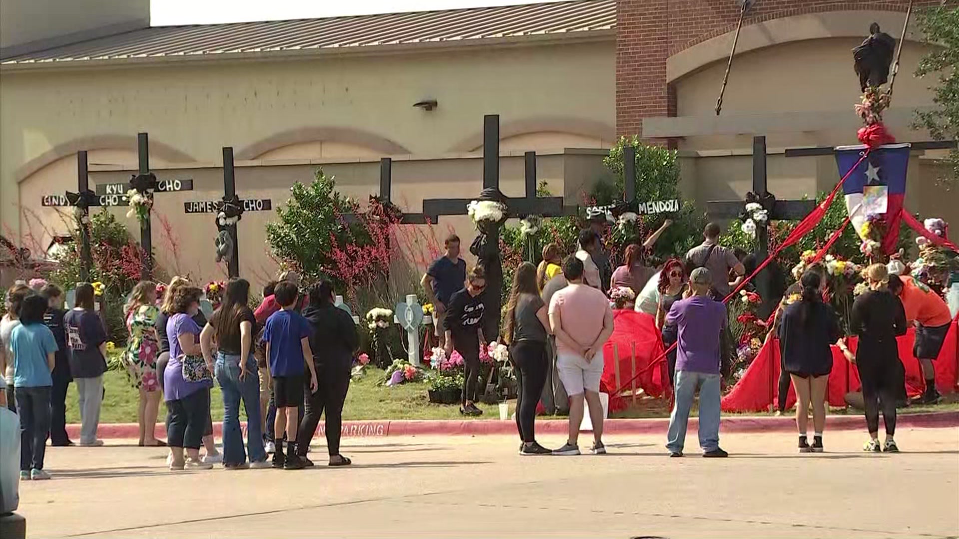 3 Children From 2 Families Among 8 Killed in Texas Mall Shooting