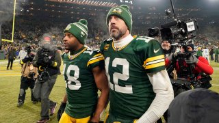 Jets officially trade for Aaron Rodgers in blockbuster deal with Packers