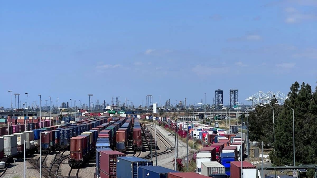 $5.2 Billion in Cargo Stuck Off West Coast Ports in Truck and Container Bottleneck - Vimarsana News