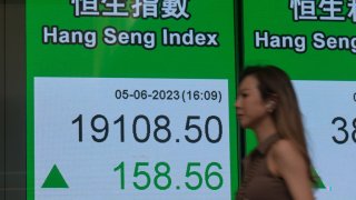 HONG KONG, CHINA – JUNE 05: A pedestrian walks by an electronic screen displaying the numbers for the Hang Seng Index on June 5, 2023 in Hong Kong, China. (Photo by Chen Yongnuo/China News Service/VCG via Getty Images)
