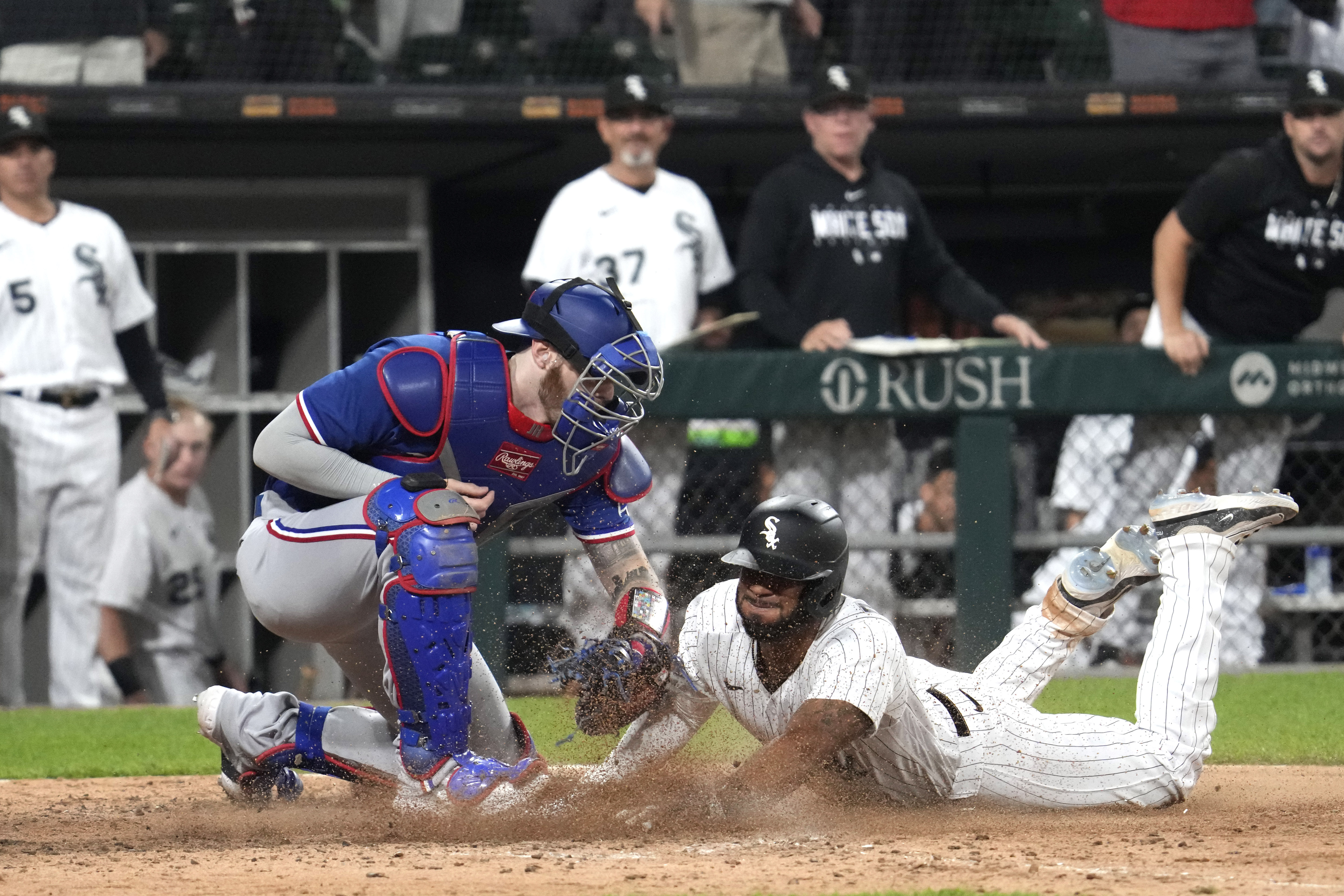 White Sox rally with 3 runs in the 8th inning to beat the Rangers