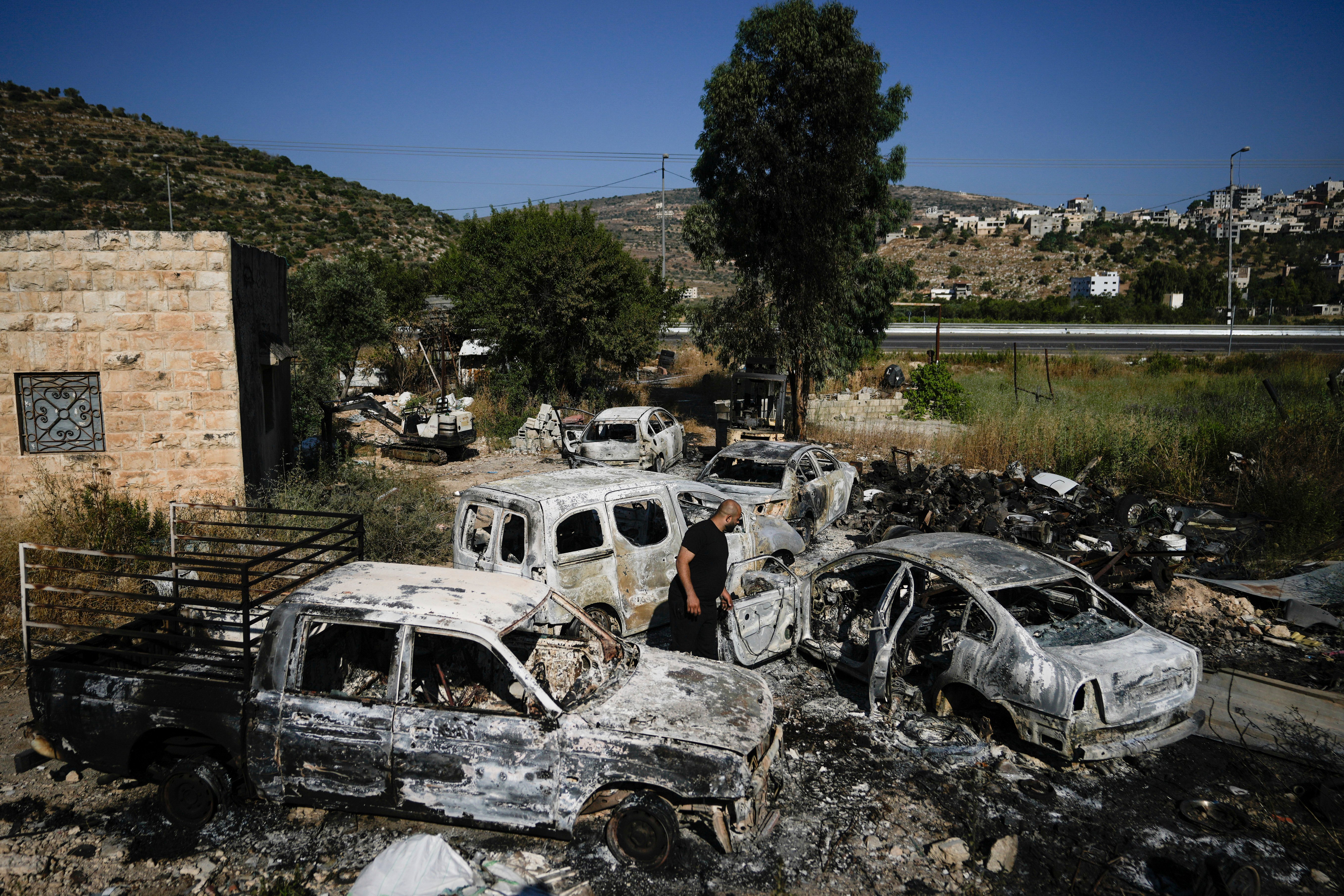 Israeli settlers storm Palestinian town, kill 1 – NBC 5 Dallas-Fort Worth - Vimarsana News