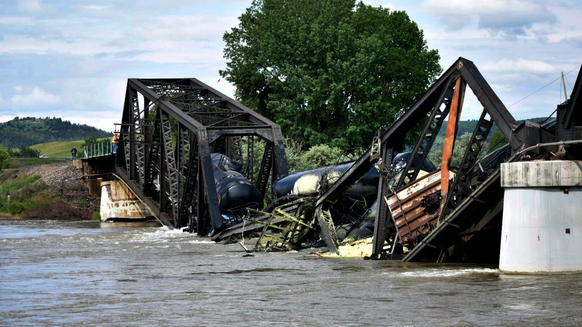 Montana bridge collapse: Freight train plunges into Yellowstone river – NBC 5 Dallas-Fort Worth - Vimarsana News