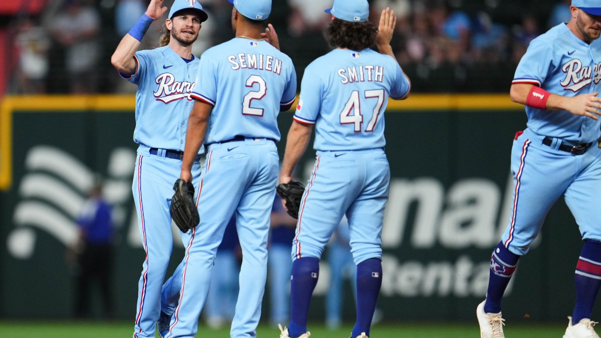 Rangers keep rolling in rout of Mariners