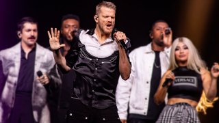 Scott Hoying, of Pentatonix, center.