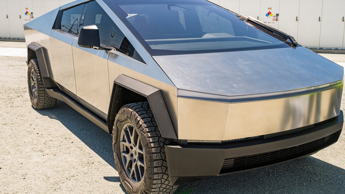 Tesla hasn't issued final pricing or specs for Cybertruck as Musk memo warns of manufacturing challenges