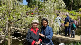 Michiko Tomioka (right) and her mother, Mikiyo Kakutani (left)