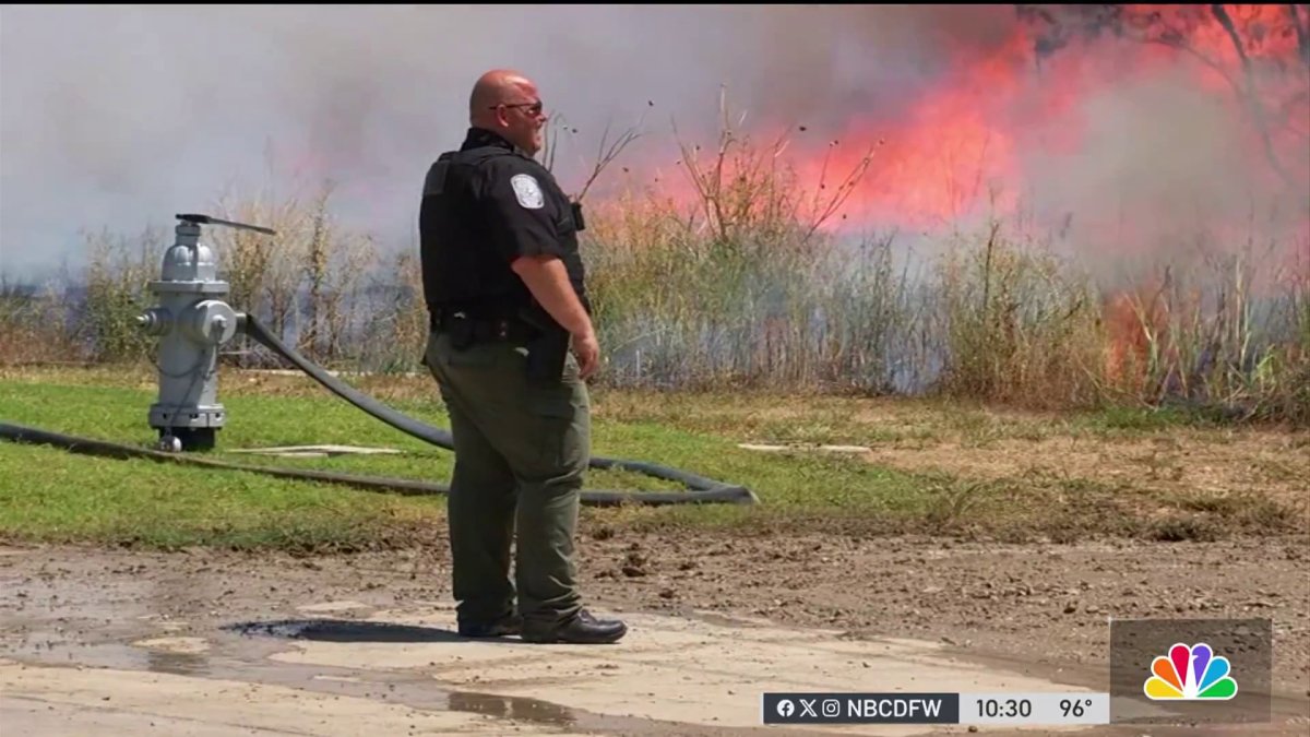 Residents in Denton County evacuate as grass fire threatens homes