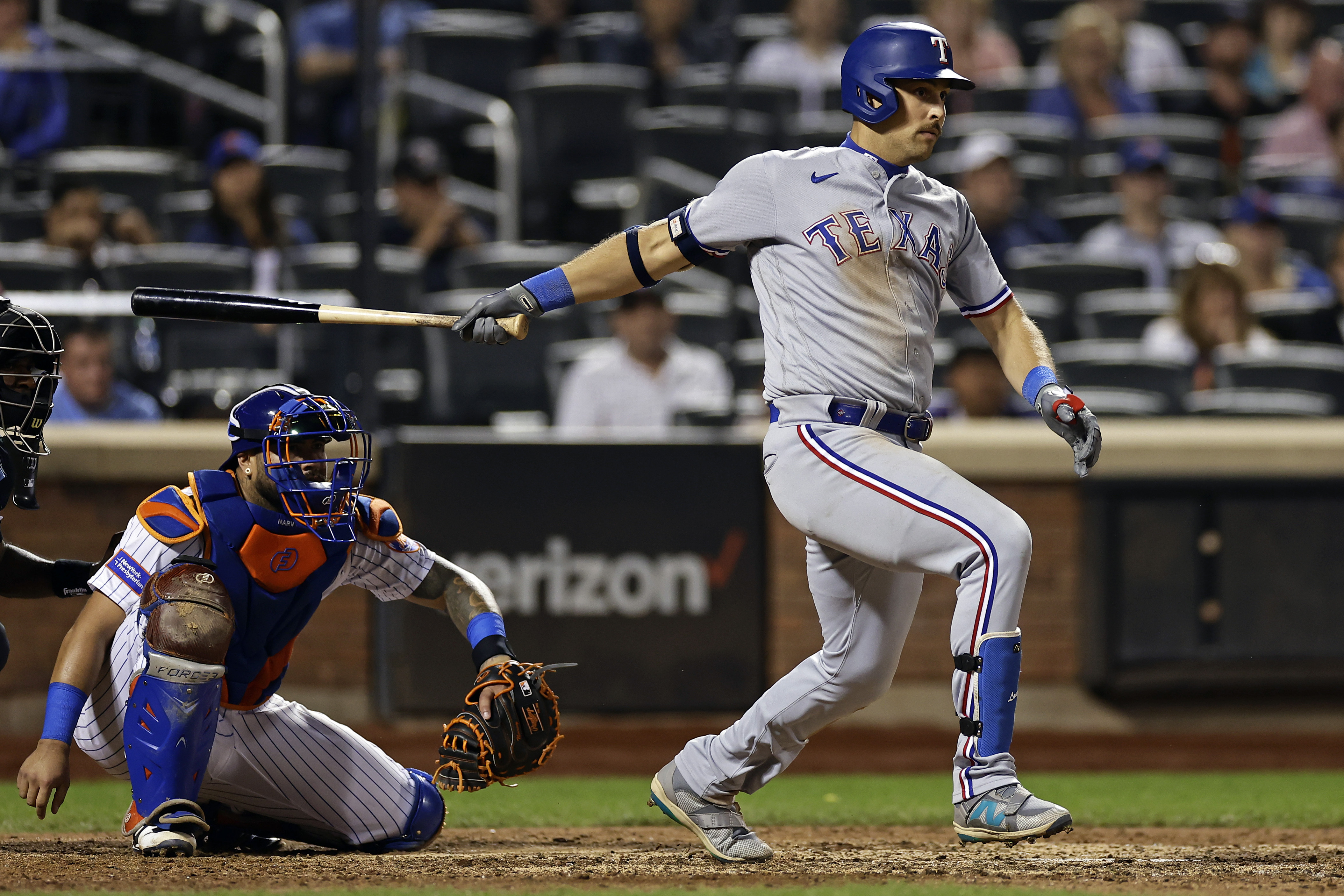 Lowe's 2-run single in 9th lifts the Rangers over the Mets for only 2nd victory in 11 games