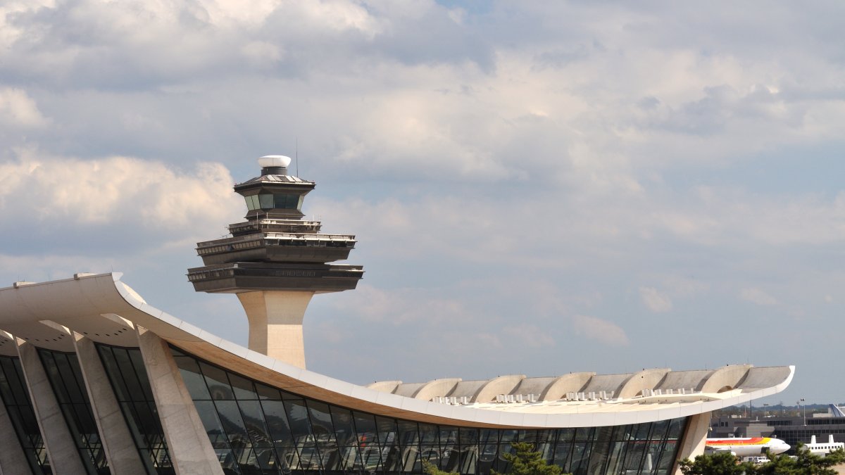 United flight diverts to DC after passenger reportedly tries to open door midair