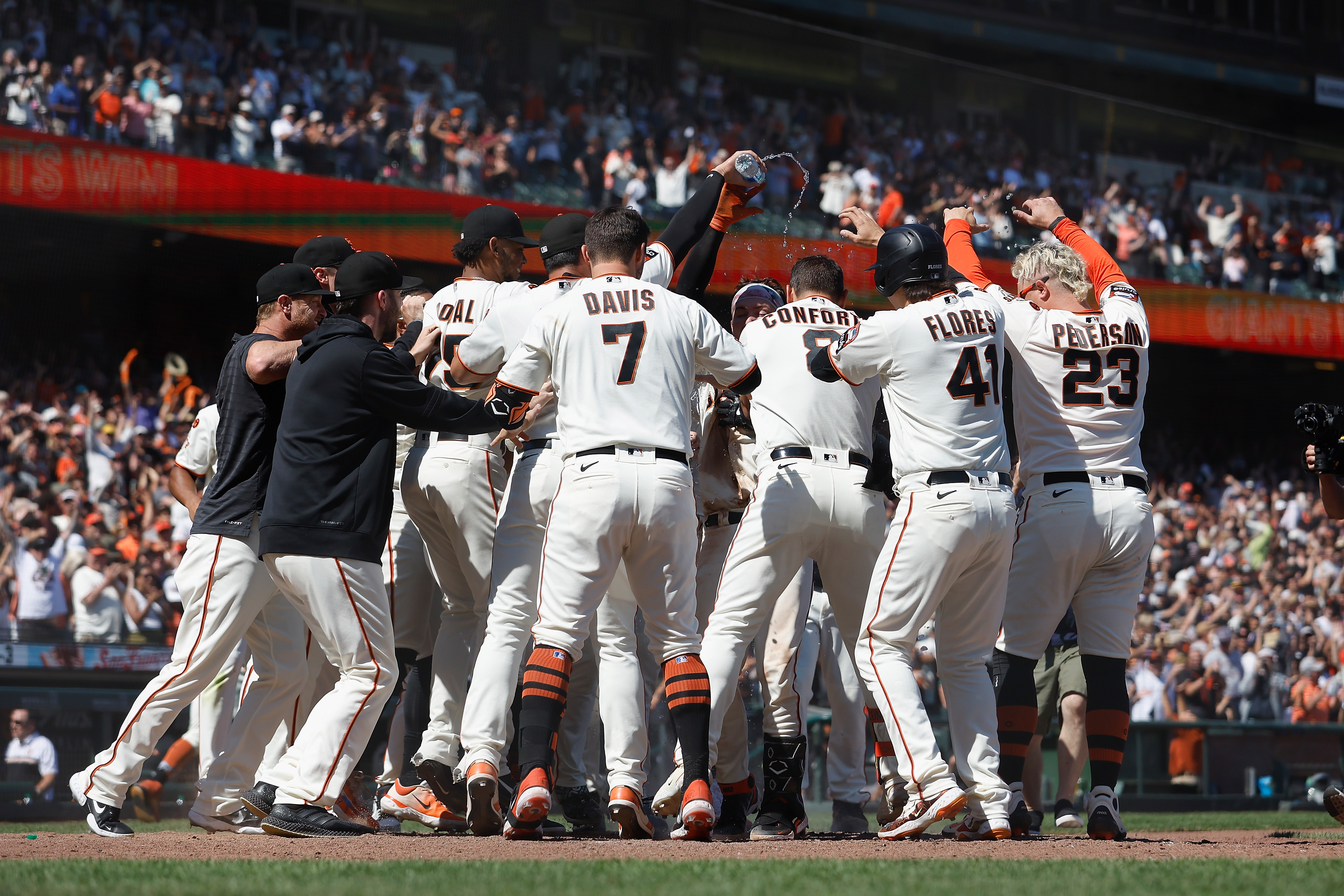 Flores homers to help Giants to win over Astros