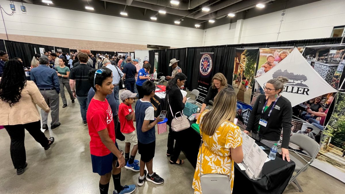 ‘The economy overall is medium’ Checking in at a North Texas Job Fair