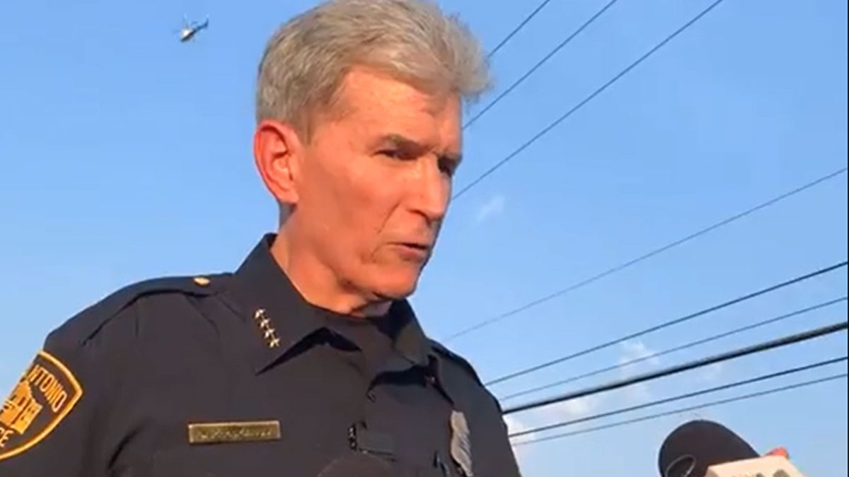 2 San Antonio police officers shot during a police chase