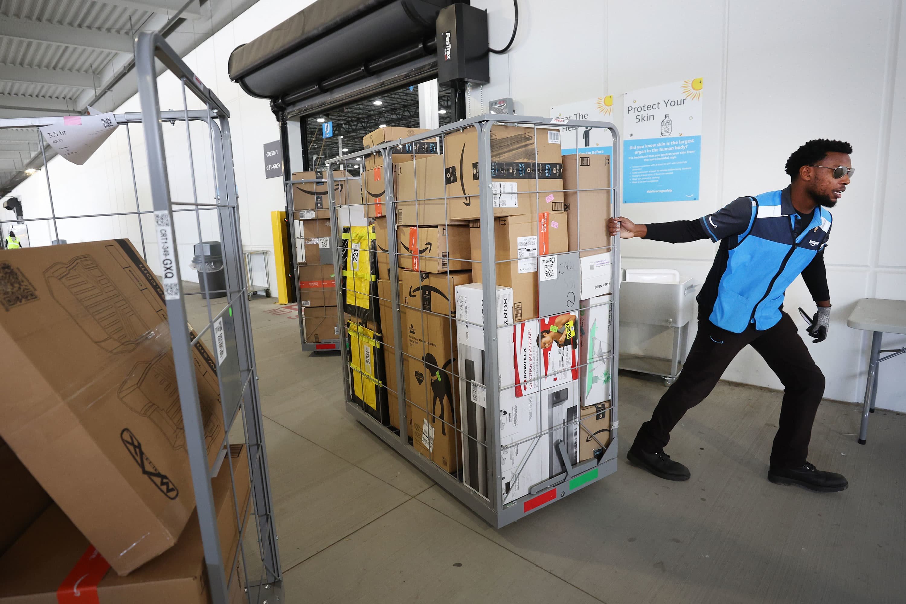 Amazon says it's boosting pay for contract delivery drivers - Vimarsana News