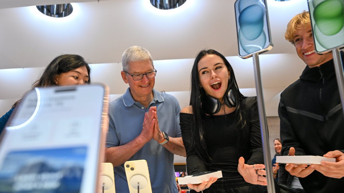 Apple will issue a software update to address iPhone 15 overheating complaints