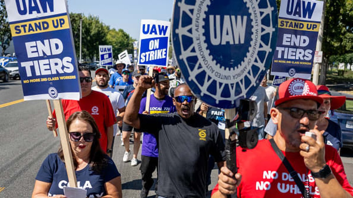 UAW announces new strikes at GM and Ford plants, spares Stellantis citing 'momentum' in talks – NBC 5 Dallas-Fort Worth - Vimarsana News
