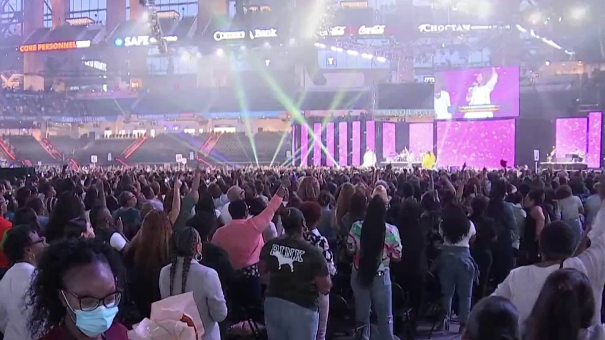 40,000 women gather gather at Globe Life Field for Woman Evolve