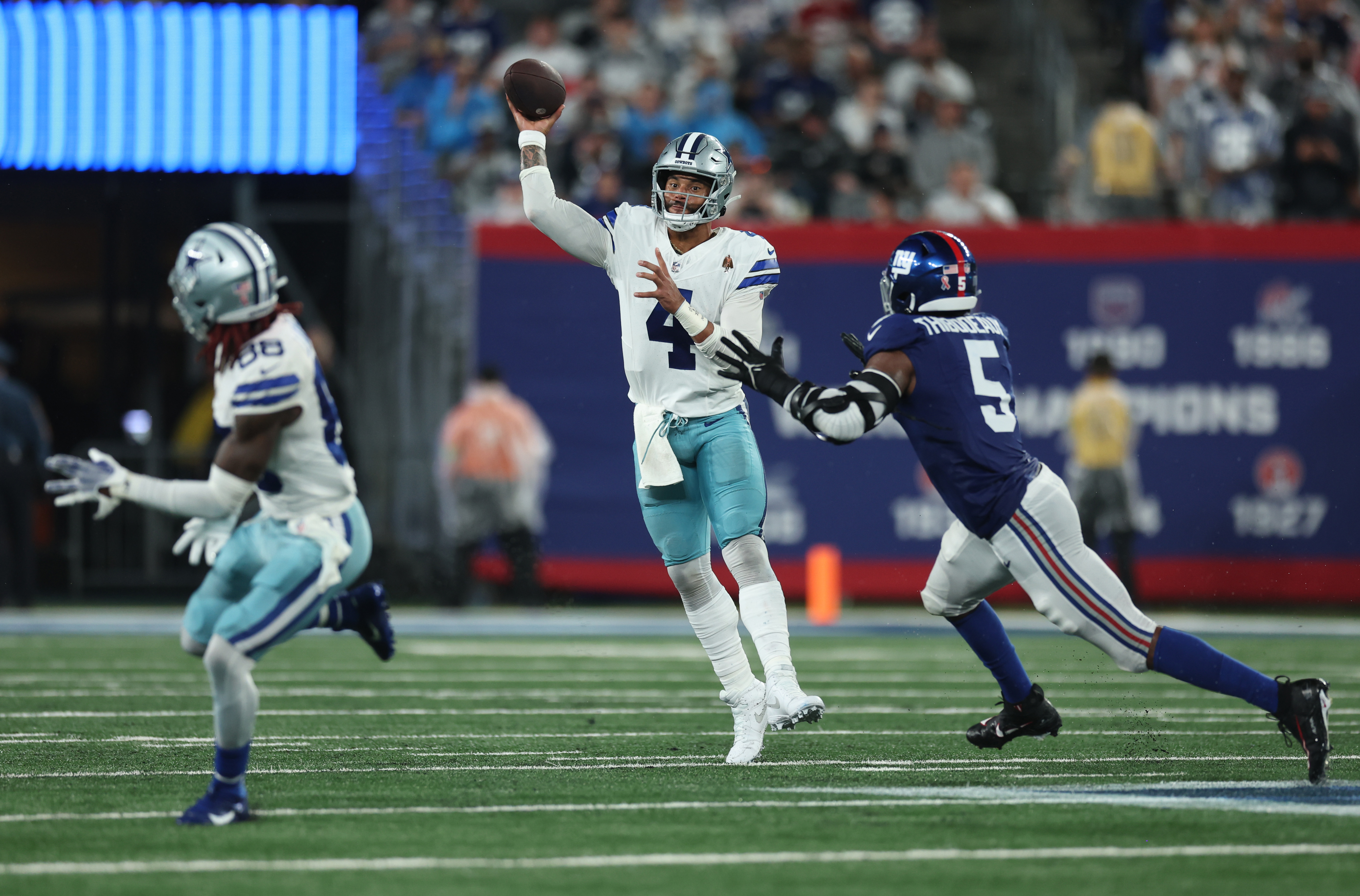 Cowboys kick off season with win against Giants