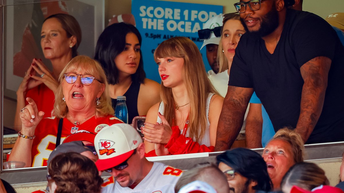 How Travis Kelce's mom Donna is shaking off 'haters' over Taylor Swift – NBC 5 Dallas-Fort Worth - Vimarsana News