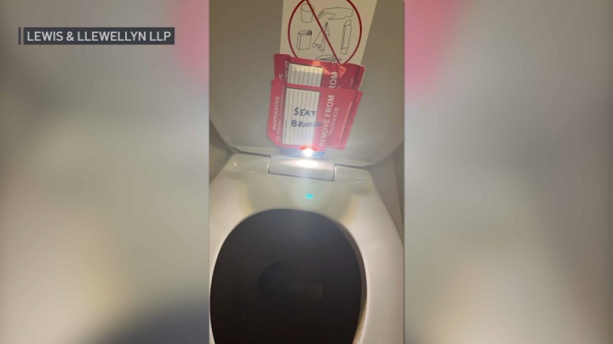 Nastolatka, która twierdzi, że znalazła kamerę w łazience samolotu, składa pozew przeciwko American Airlines – NBC 5 Dallas-Fort Worth