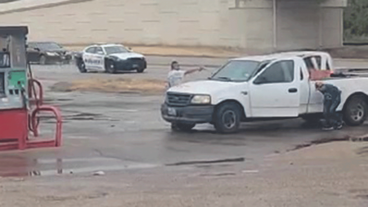 1 dead, suspect at large after South Dallas shootout with police that injured officer