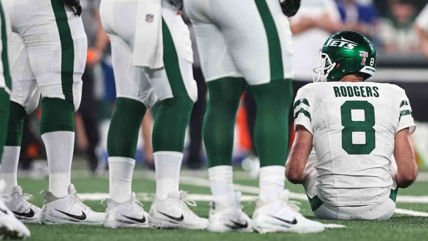 Ex-Jets quarterback who suffered eerily similar injury to Aaron