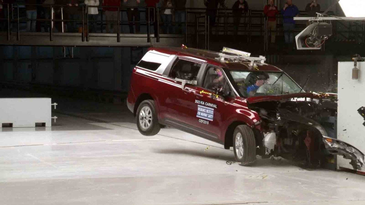 Crash tests determine backseat of some popular 2023 minivans to be unsafe for passengers, nonprofit agency says