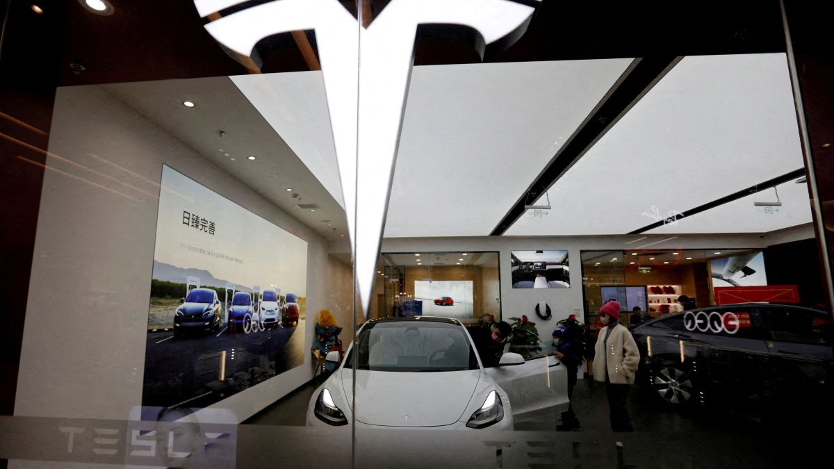 Tesla cuts Model 3 and Model Y prices in the U.S. after car deliveries fall - Vimarsana News
