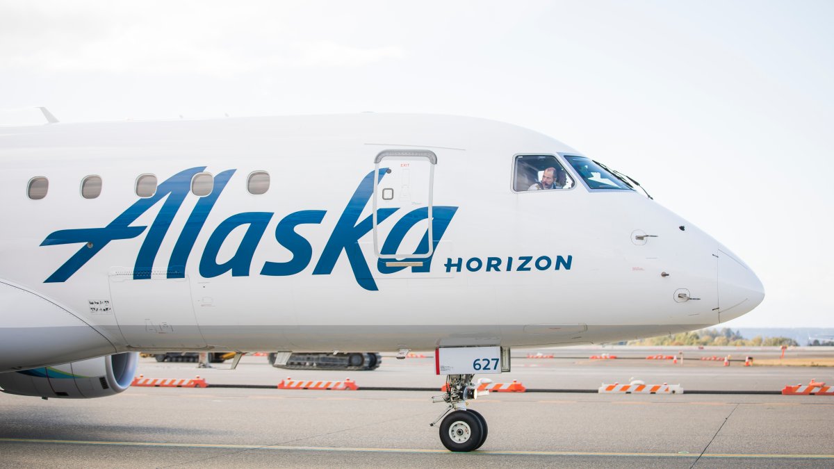 Off-duty Alaska Airlines pilot riding in the cockpit jump seat tried to shut down the engines mid-flight