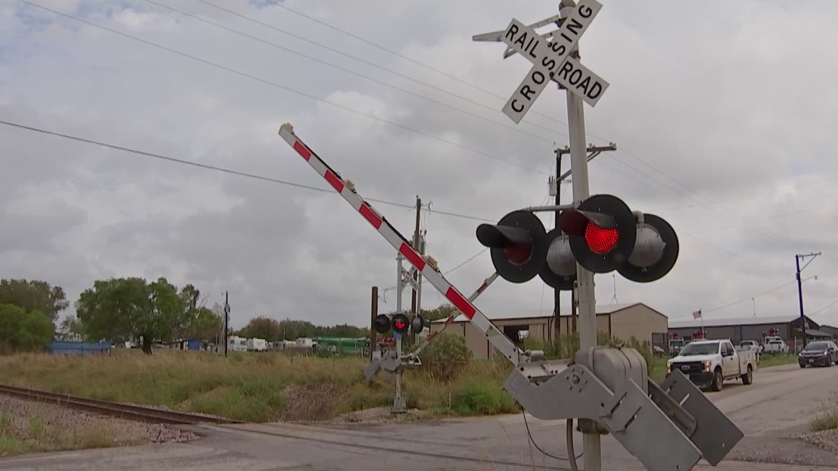 Train landlocks Fort Worth neighborhood for hours – NBC 5 Dallas-Fort Worth - Vimarsana News