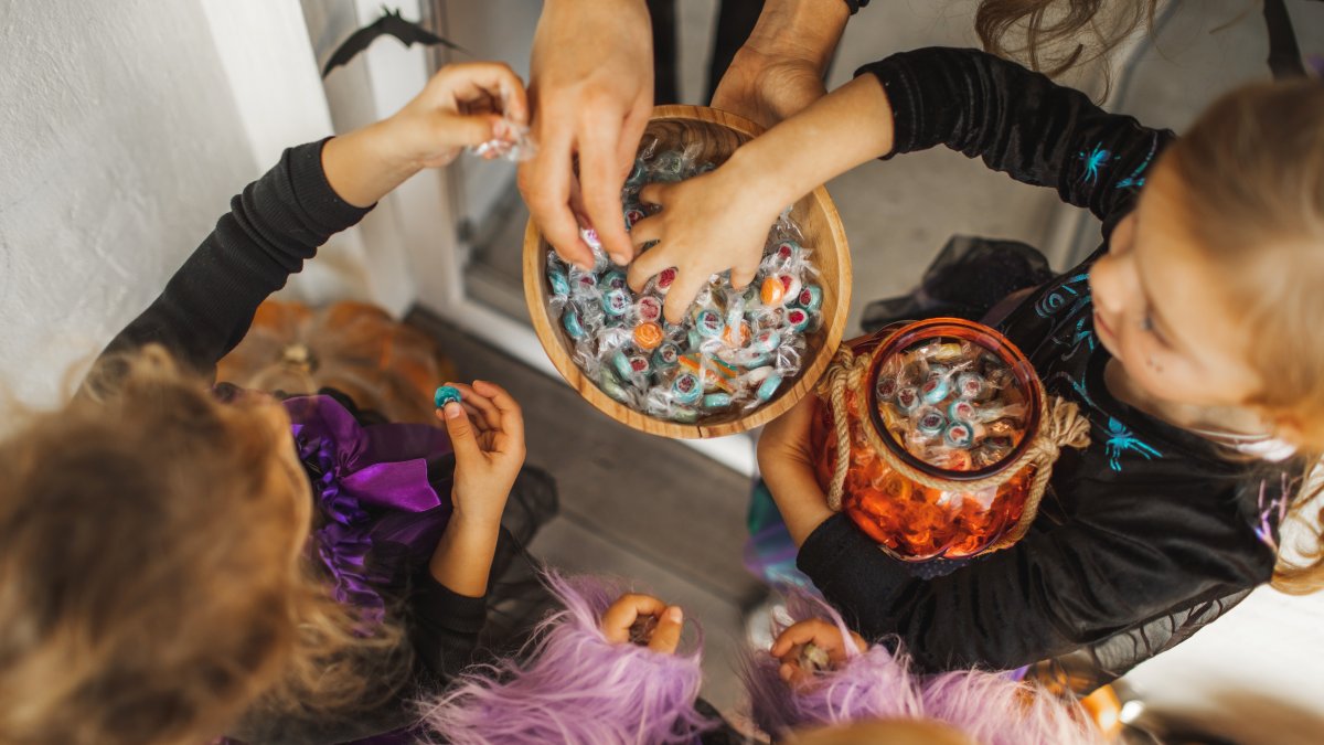 'Horrible parents': Mom and dad get shamed after sharing their Halloween candy tradition – NBC 5 Dallas-Fort Worth - Vimarsana News