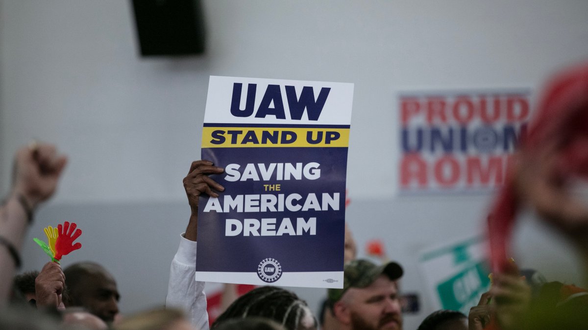 UAW Mack trucks workers reject deal and go on strike – NBC 5 Dallas-Fort Worth - Vimarsana News