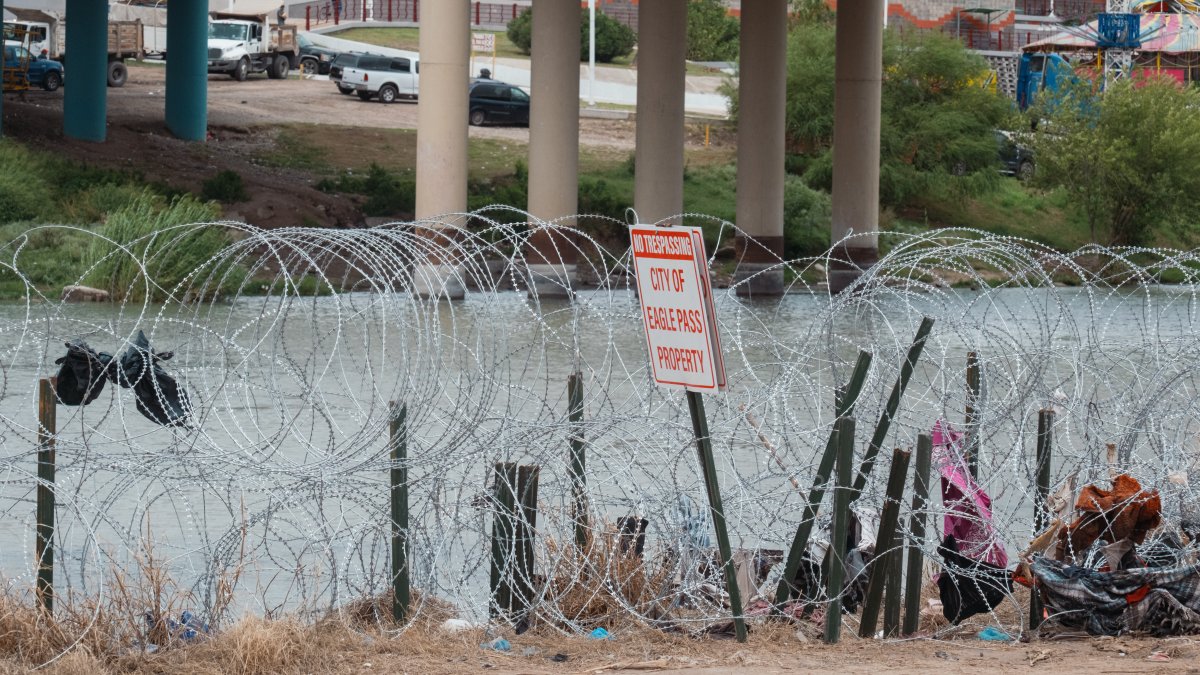 Juez ordena a agentes federales que dejen de cortar alambre de púas de Texas por ahora en un concurrido cruce fronterizo con México – NBC 5 Dallas-Fort Worth