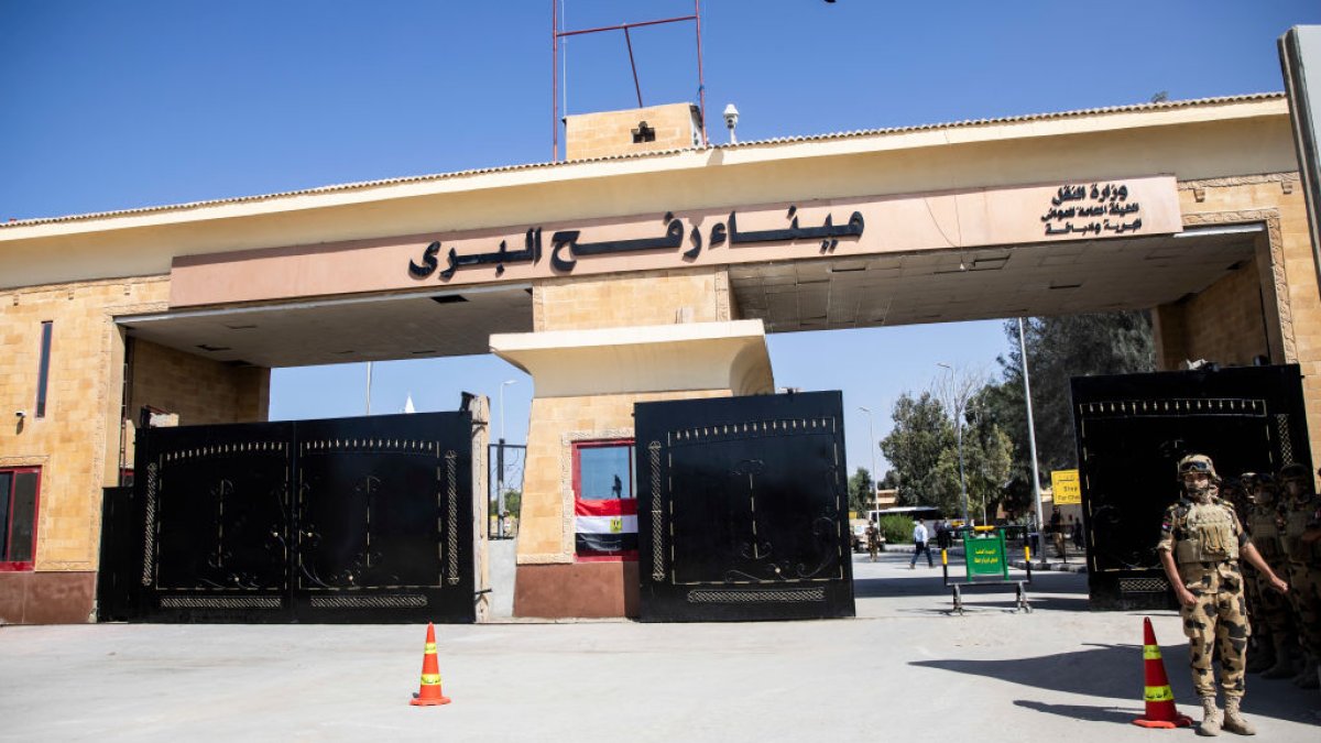 Egypt's border crossing opens to let a trickle of desperately needed ...